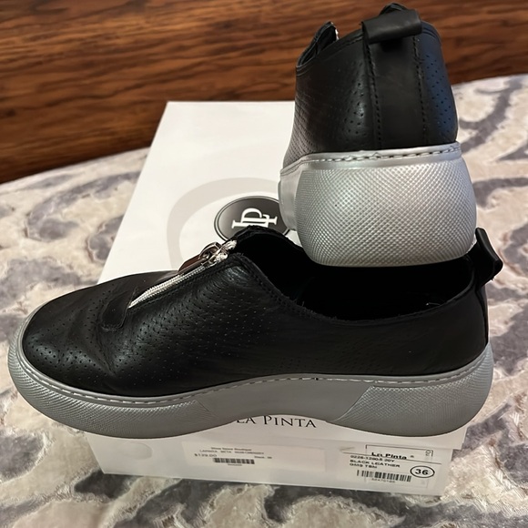 La Pinta black leather shoesGreat condition Zipper on top.Size 36Made in Turkey - Picture 3 of 5